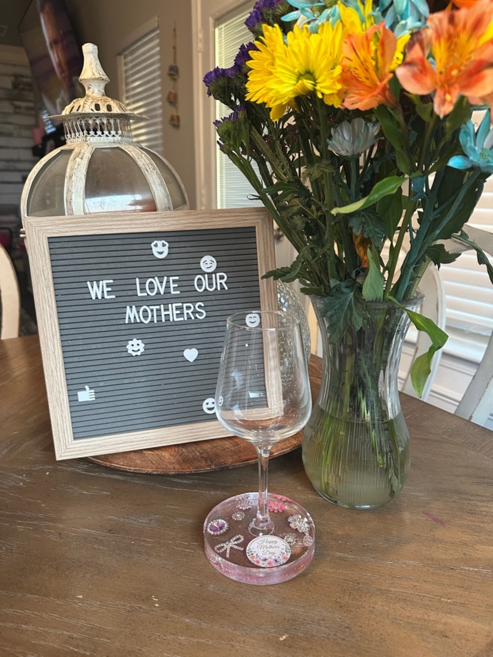 🌸Mothers Day🌸 Clear Wine Glass w/ Floral Resin Base -